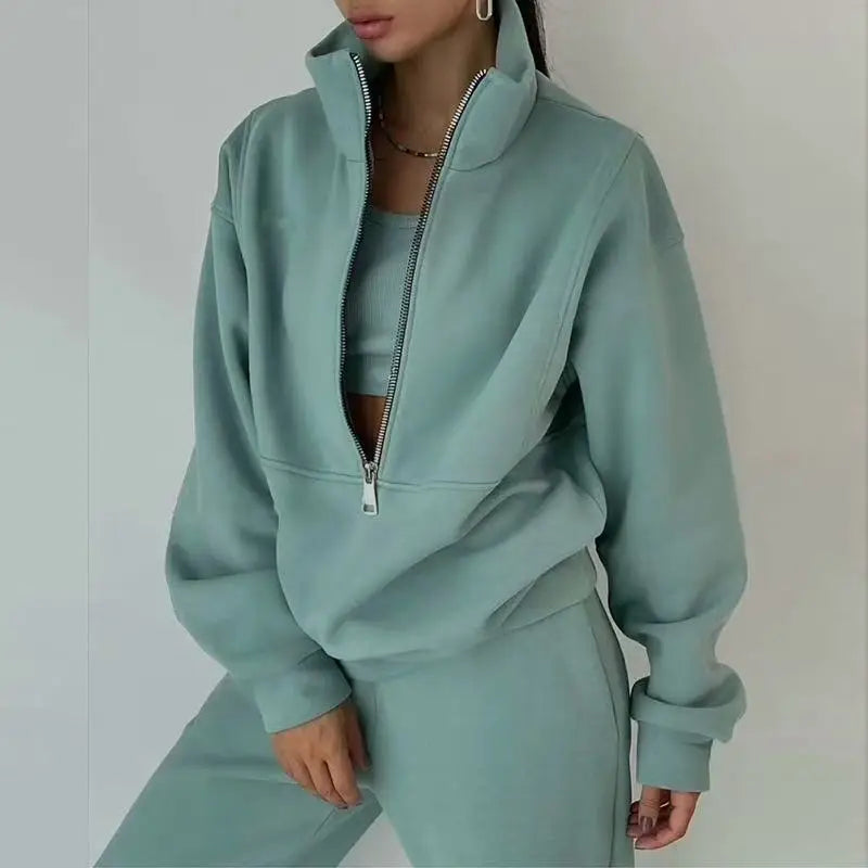 A fashionable and sporty two-piece long-sleeved women's suit, a casual and trendy women's suit