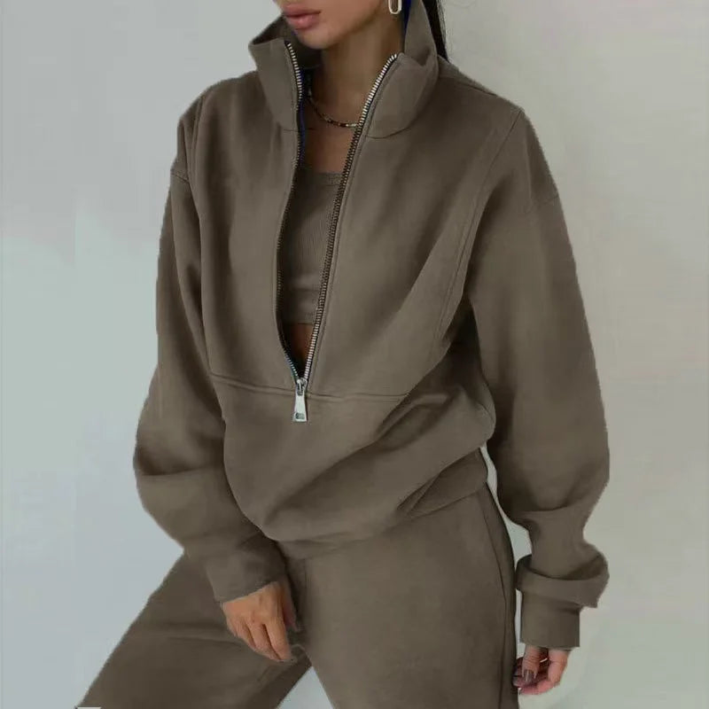A fashionable and sporty two-piece long-sleeved women's suit, a casual and trendy women's suit