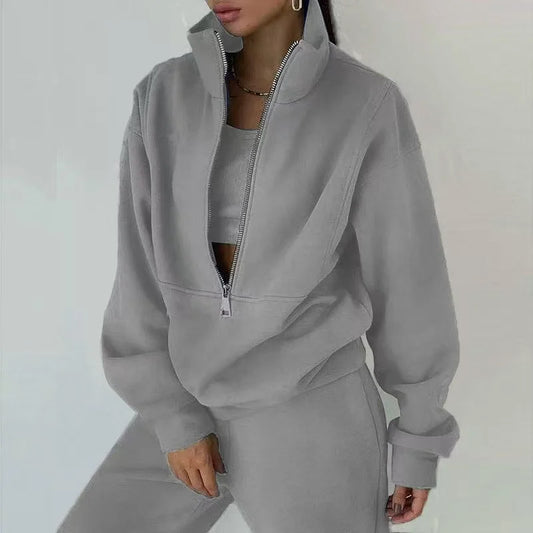 A fashionable and sporty two-piece long-sleeved women's suit, a casual and trendy women's suit